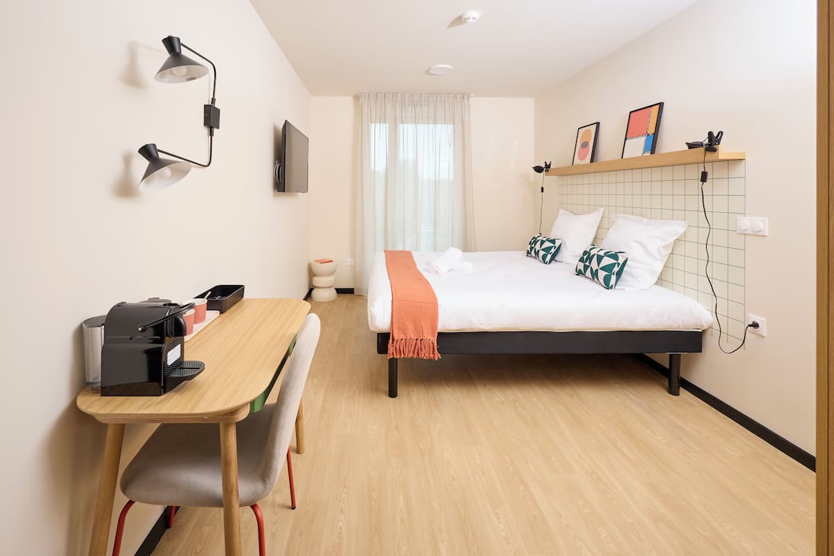 Quarto casal superior | Individualmente mobiliados, escrivaninha, quartos à prova de som