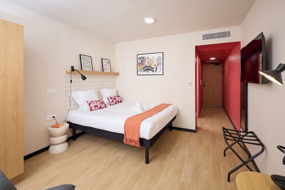 Quarto casal standard | Individualmente mobiliados, escrivaninha, quartos à prova de som