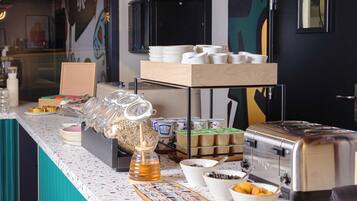 Daily continental breakfast (EUR 15 per person)