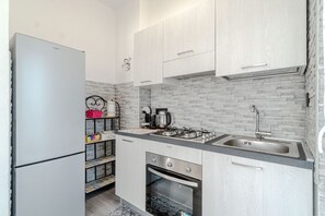 Four, plaque de cuisson, cafetiÚre/bouilloire, distributeur de glaçons