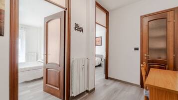 2 habitaciones, tabla de planchar con plancha y ropa de cama