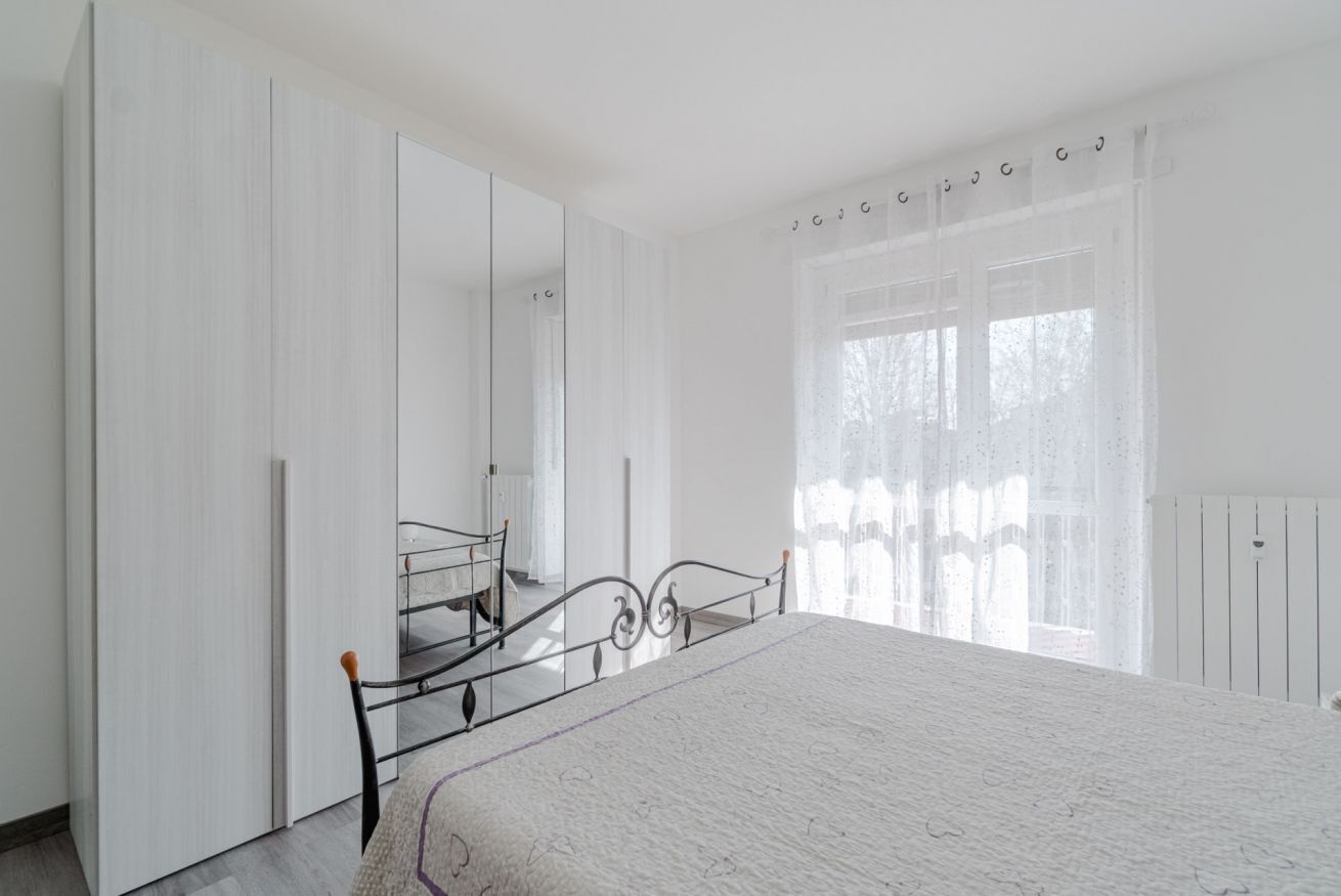 2 bedrooms, desk, iron/ironing board, bed sheets