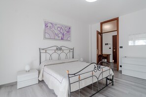 2 quartos, ferros/tábuas de passar roupa, roupa de cama