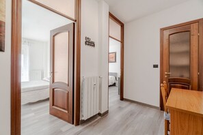 2 bedrooms, desk, iron/ironing board, bed sheets