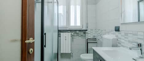 Dusche, Haartrockner, Bidet, Handtücher