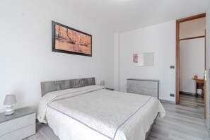 2 bedrooms, iron/ironing board, bed sheets