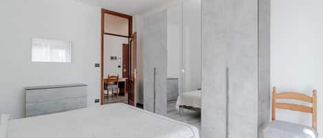 2 bedrooms, desk, iron/ironing board, bed sheets