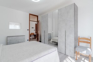 2 bedrooms, desk, iron/ironing board, bed sheets