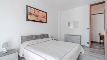 2 chambres, fer et planche Ă repasser, draps fournis