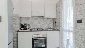 Ofen, Herdplatte, Wasserkocher mit Kaffee-/Teezubehör, Eiswürfelbereiter