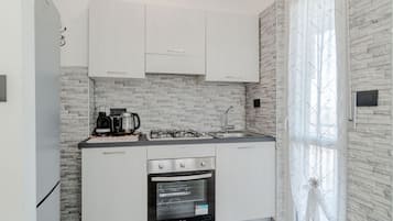 Ofen, Herdplatte, Wasserkocher mit Kaffee-/Teezubehör, Eiswürfelbereiter