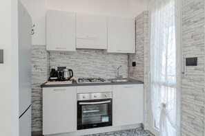 Oven, stovetop, coffee/tea maker, toaster