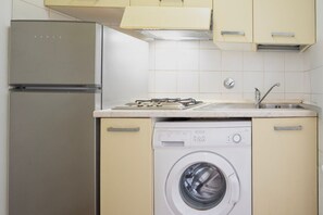 Kühlschrank, Mikrowelle, Herdplatte, Kochgeschirr/Geschirr/Besteck