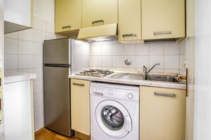 Refrigerador, microondas, parrilla de estufa y utensilios de cocina 