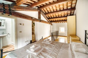 1 dormitorio, escritorio, tabla de planchar con plancha y wifi