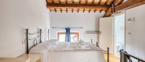 1 chambre, bureau, fer et planche à repasser, Wi-Fi