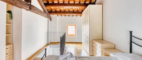 1 chambre, fer et planche à repasser, draps fournis