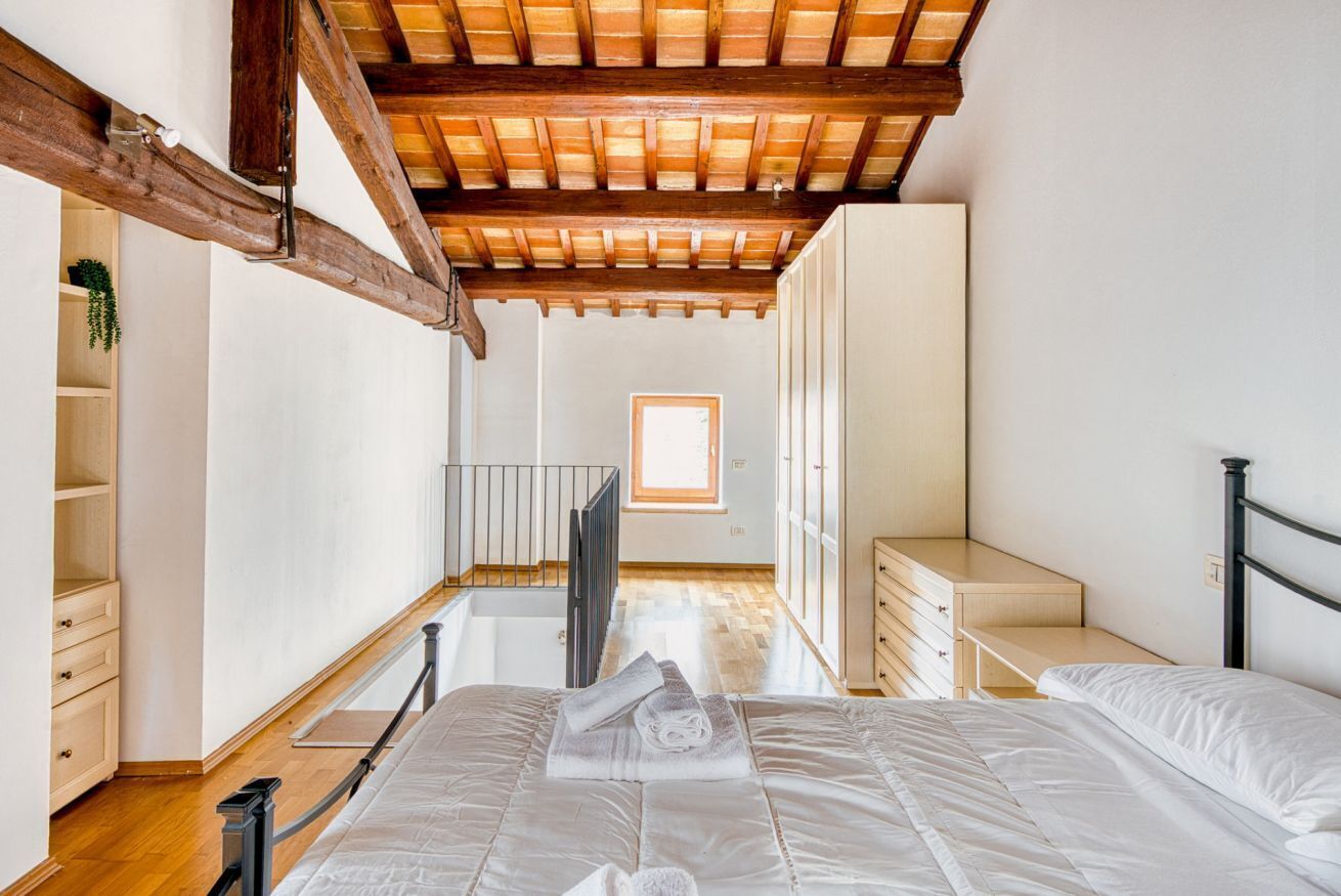 1 slaapkamer, een bureau, een strijkplank/strijkijzer, wifi