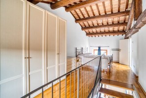 1 dormitorio, escritorio, tabla de planchar con plancha y wifi