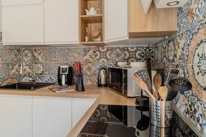 Geladeira, micro-ondas, fogão, cooktop
