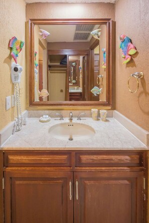 Douche, sèche-cheveux, serviettes fournies