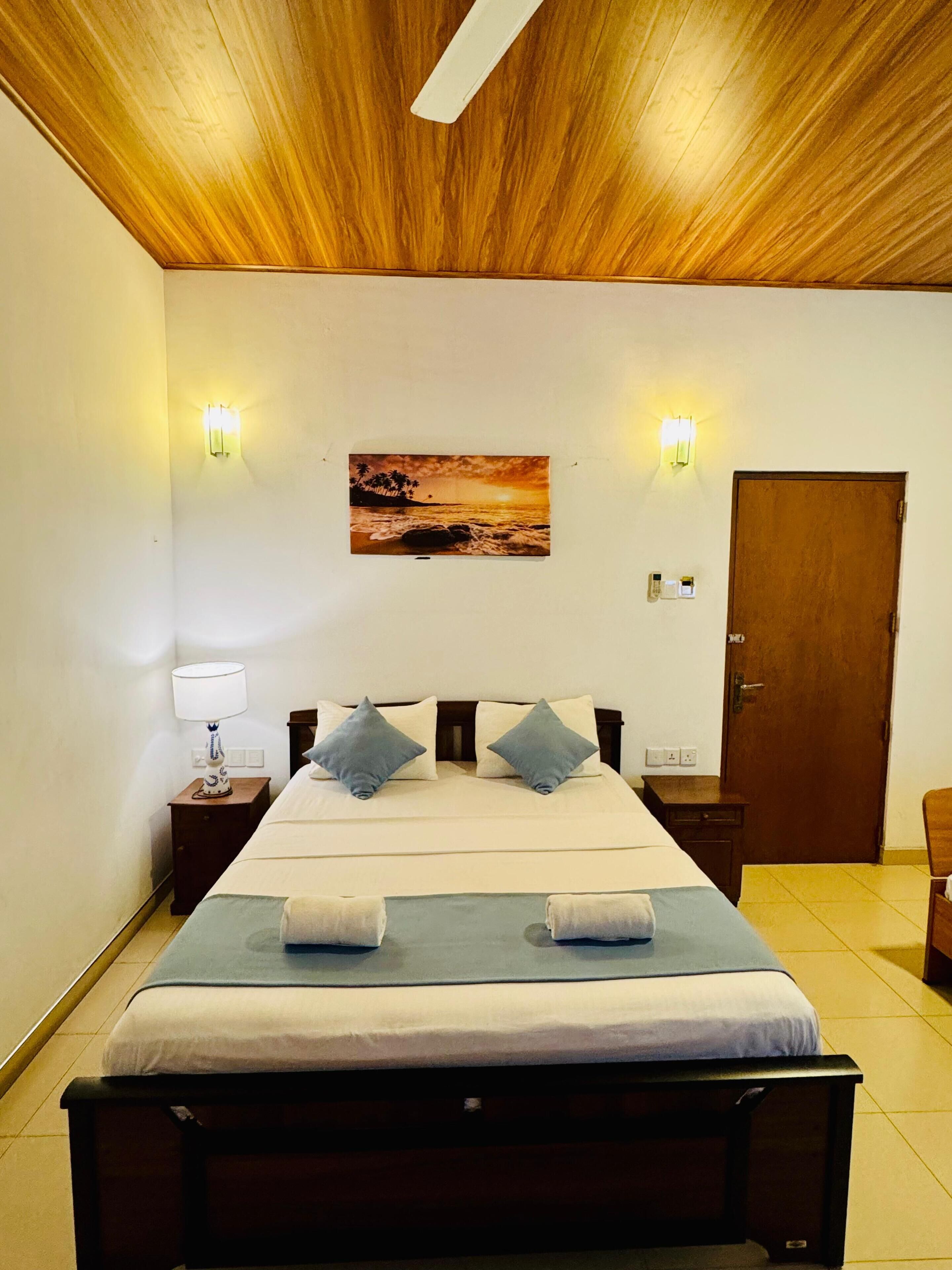 Standaard tweepersoonskamer | Een bureau, een laptopwerkplek, verduisterende gordijnen