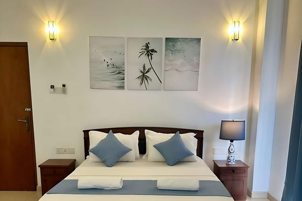 Dobbeltrom – deluxe, balkong | Skrivebord, skrivebord for bærbar PC og blendingsgardiner