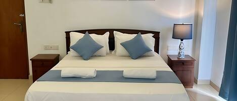 Cortinas opacas, tabla de planchar con plancha, wifi gratis