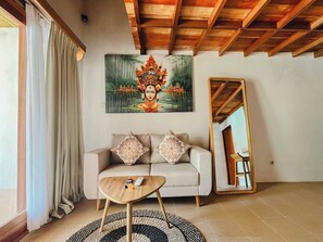 Deluxe kamer, 1 slaapkamer, aan het strand | Woonruimte | Flatscreentelevisie