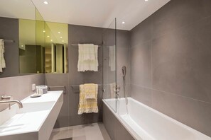 Shower, hair dryer, towels, soap - Villa Tabarja in Maussane - 4 Bds, pool, AC, large terrace with superb views (MAUSSANE LES ALPILLES)