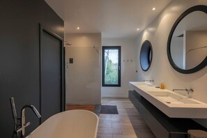 Dusche, Haartrockner, HandtĂŒcher, Seife