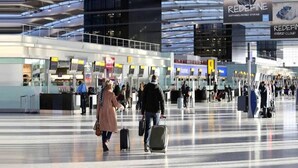 Un vaste terminal d’aéroport doté de comptoirs d’enregistrement, d’un espace dégagé et d’une architecture moderne.