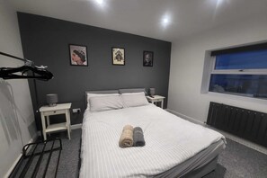 1 soverom, skrivebord, strykejern/-brett og wi-fi (inkludert)