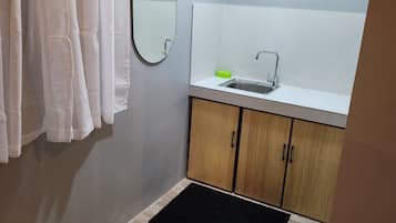 Douche, sĂšche-cheveux, bidet, serviettes fournies