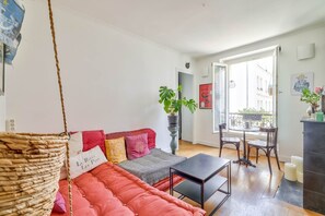 Living area - Lovely 1BR Flat near Voltaire metro station (Paris)