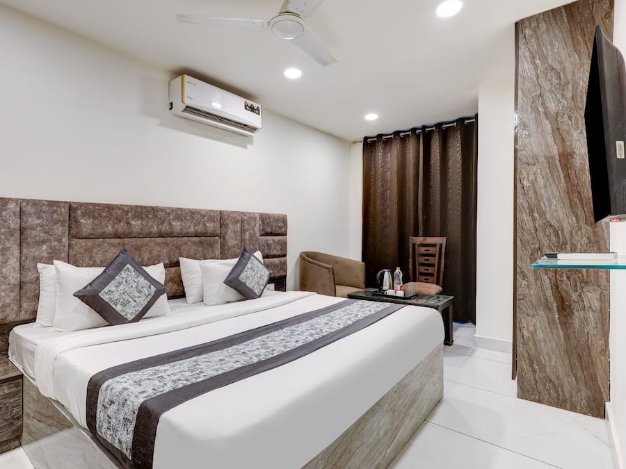 Desk, free WiFi, bed sheets