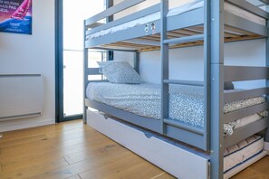 4 bedrooms, iron/ironing board, free WiFi, bed sheets