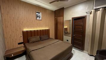 Escritorio y espacio para trabajar con laptop