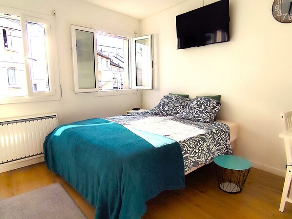 Bureau, fer et planche Ă repasser, lit parapluie, Wi-Fi gratuit