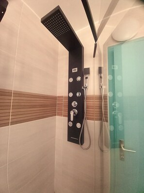 Dusche, Haartrockner, Handtücher, Seife