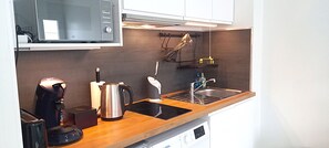 Frigorífico, microondas, placa de cocina y cafetera o tetera