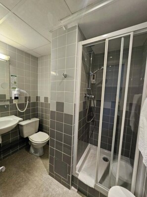 Single Room | Bathroom | Shower, hair dryer, towels, toilet paper