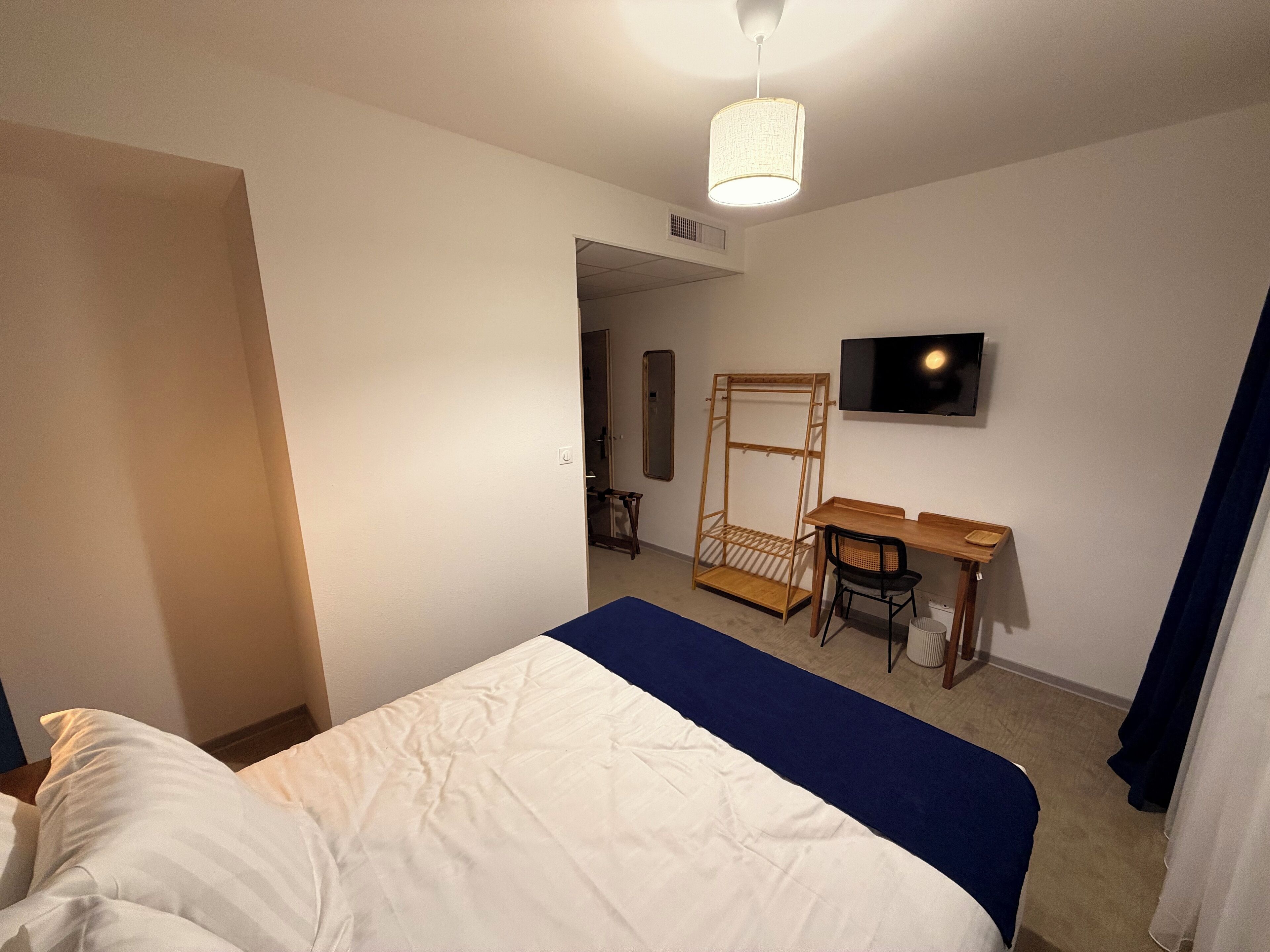 Skrivebord, skrivebord for bærbar PC og wi-fi (inkludert)