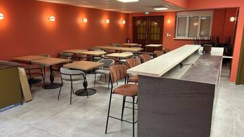 Tägliches kontinentales Frühstück (10 EUR pro Person)