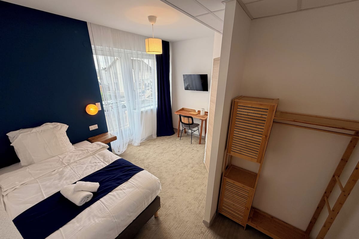 Escrivaninha, espaço de trabalho para notebook, Wi-Fi de cortesia