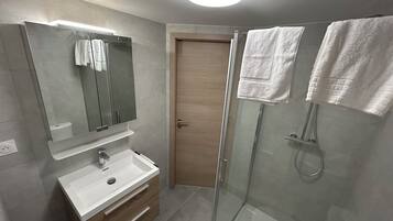 Comfort-Doppelzimmer | Schreibtisch, laptopgeeigneter Arbeitsplatz, kostenloses WLAN