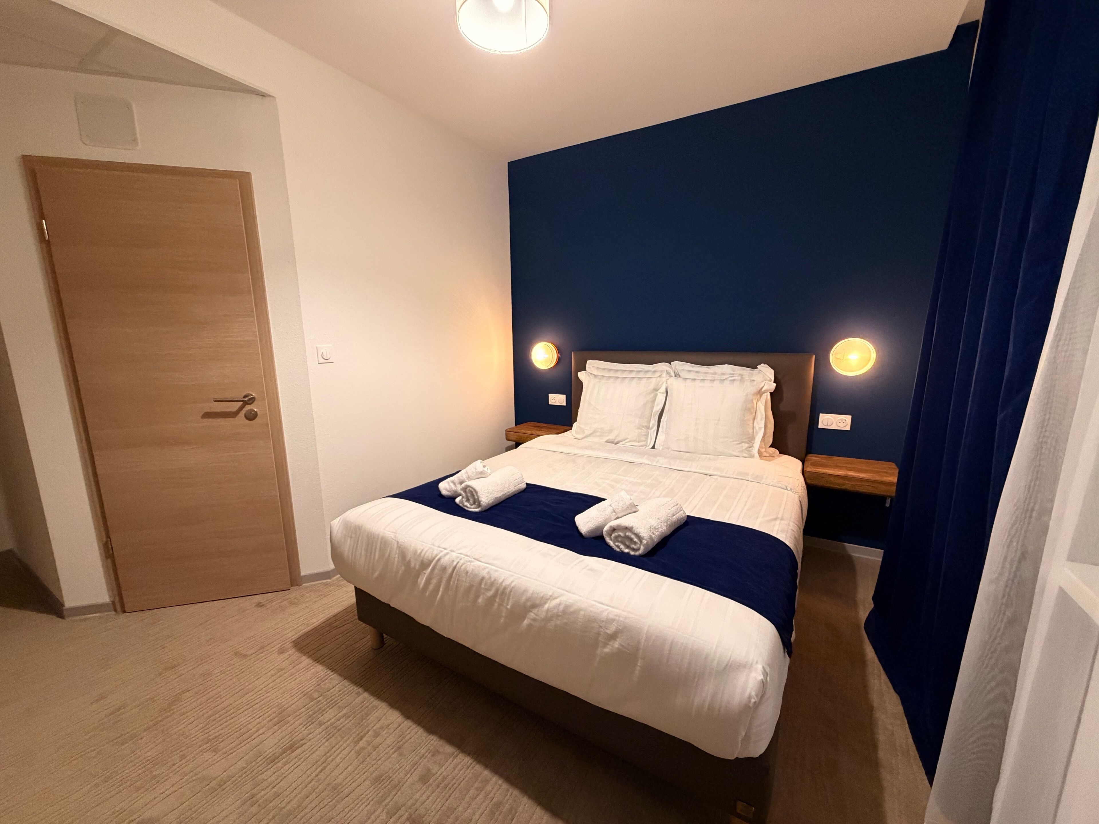 Skrivebord, skrivebord for bærbar PC og wi-fi (inkludert)