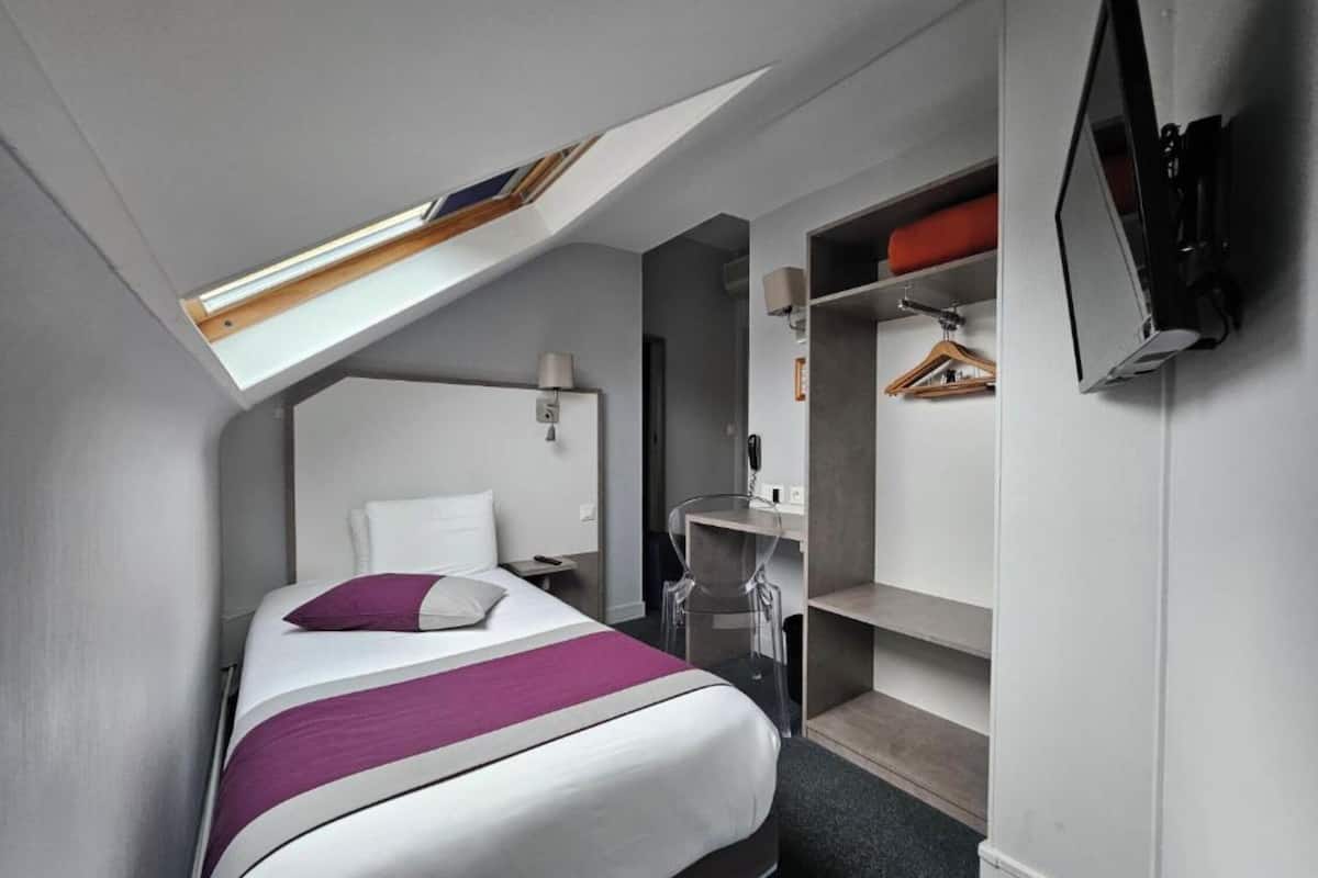 Single Room | Desk, laptop workspace, free WiFi