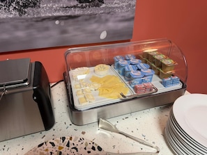 En buffet med forskellige oste, yoghurt og andre mejeriprodukter.