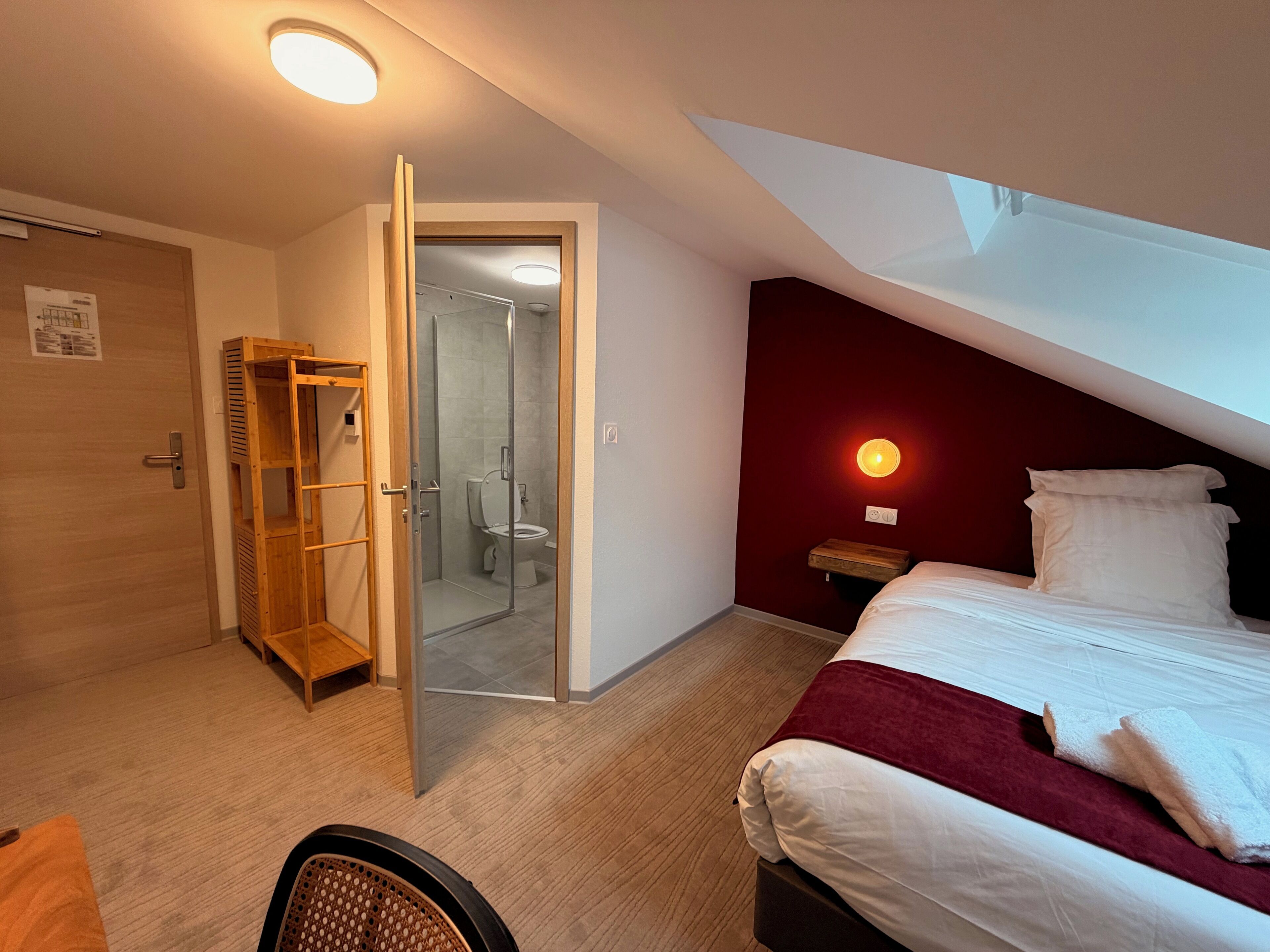 Dobbeltrom – superior | Skrivebord, skrivebord for bærbar PC og wi-fi (inkludert)